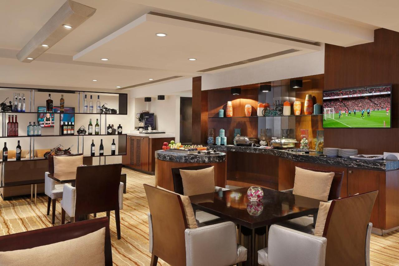 Novotel Mumbai Juhu Beach Bombaim Exterior foto The Emirates Lounge at Dubai International Airport