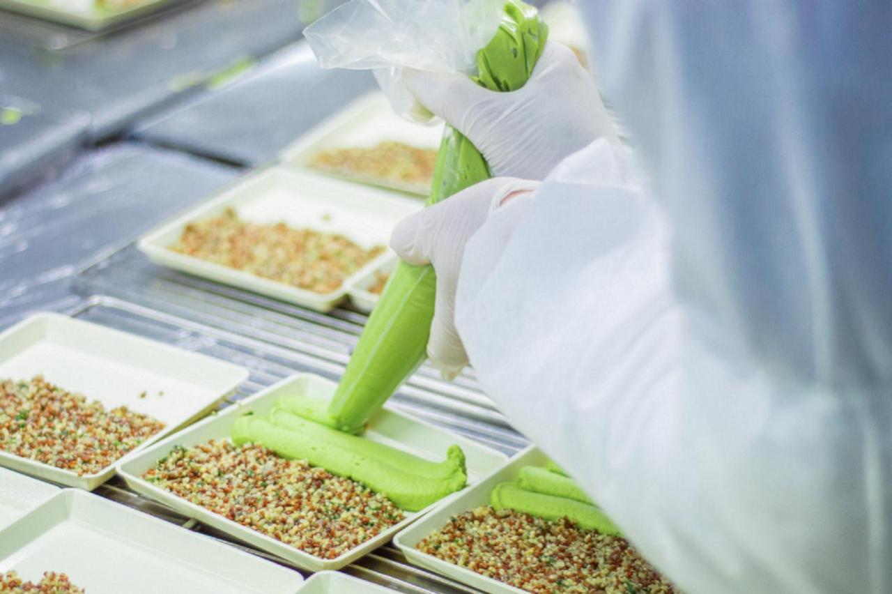 Novotel Mumbai Juhu Beach Bombaim Exterior foto A researcher working with plant tissue culture
