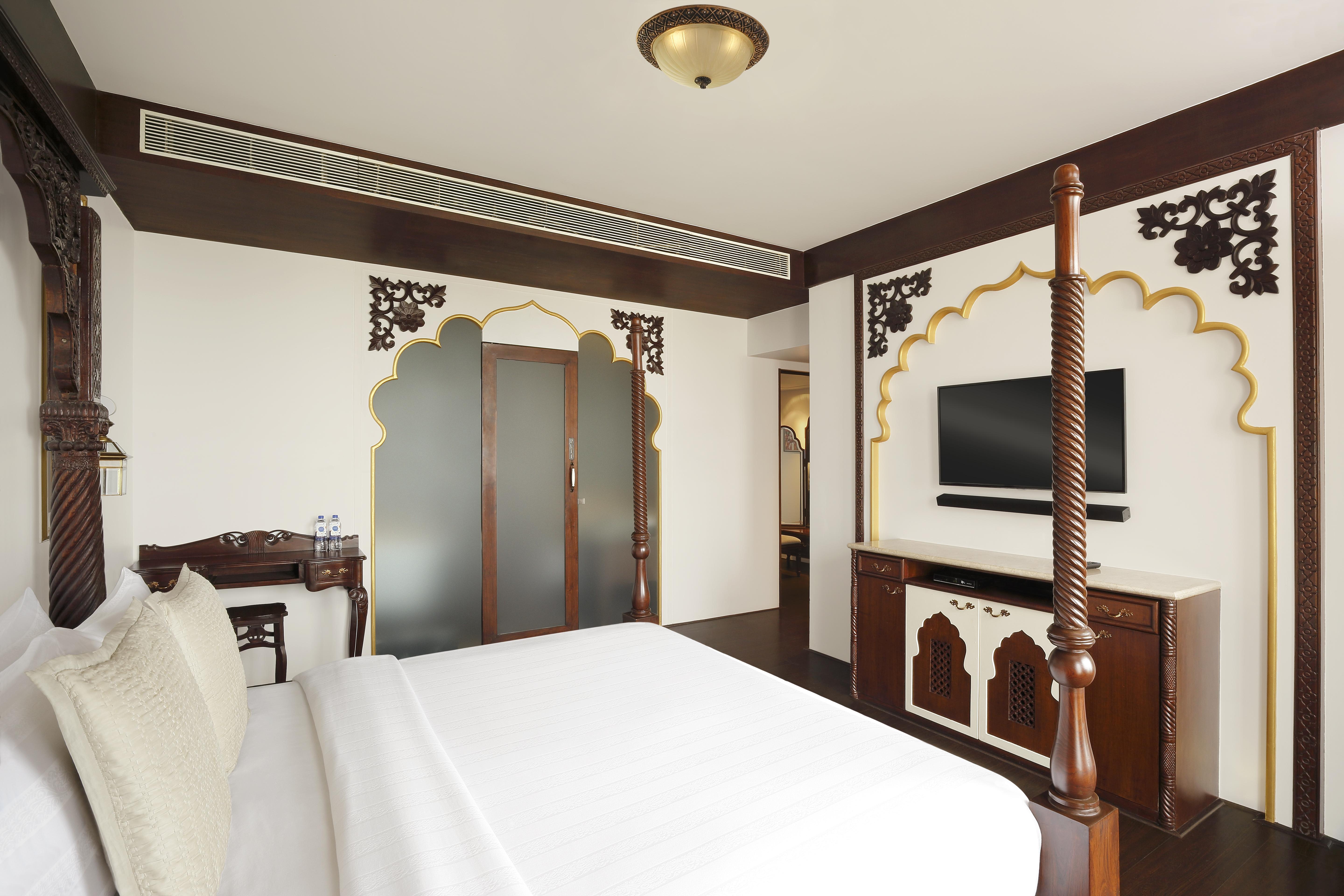 Novotel Mumbai Juhu Beach Bombaim Exterior foto A bedroom in the hotel