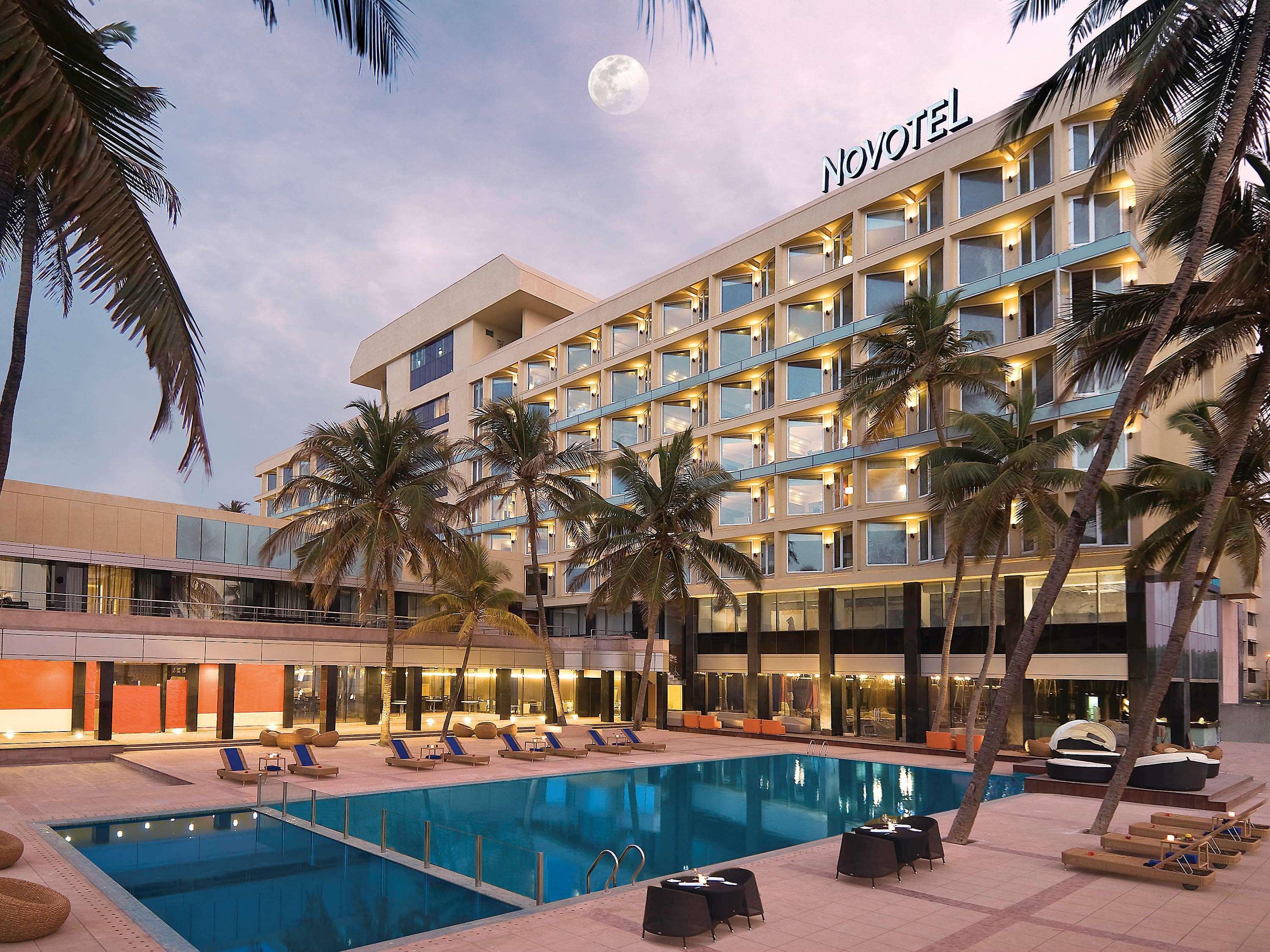 Novotel Mumbai Juhu Beach Bombaim Exterior foto The hotel's pool