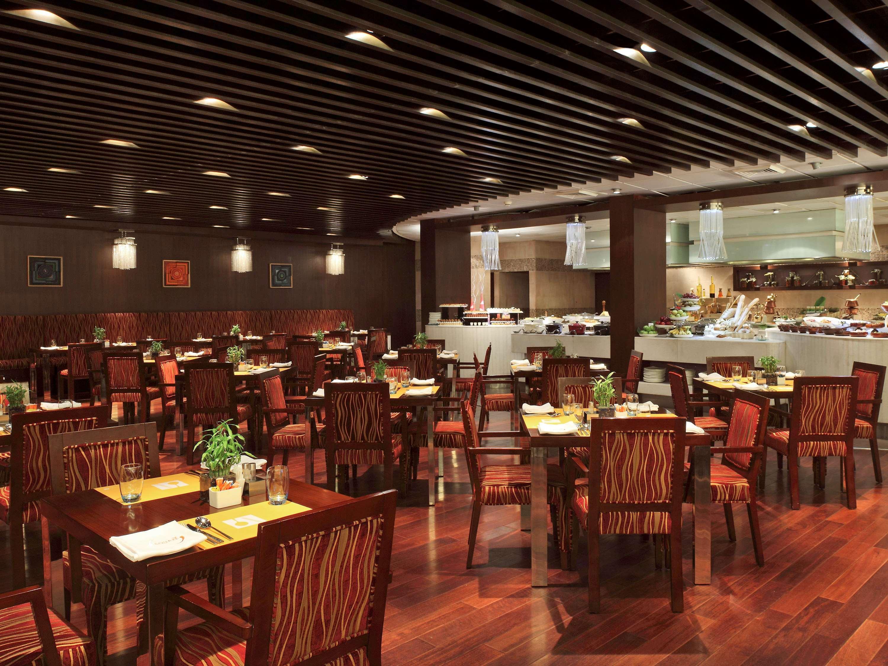 Novotel Mumbai Juhu Beach Bombaim Exterior foto The restaurant