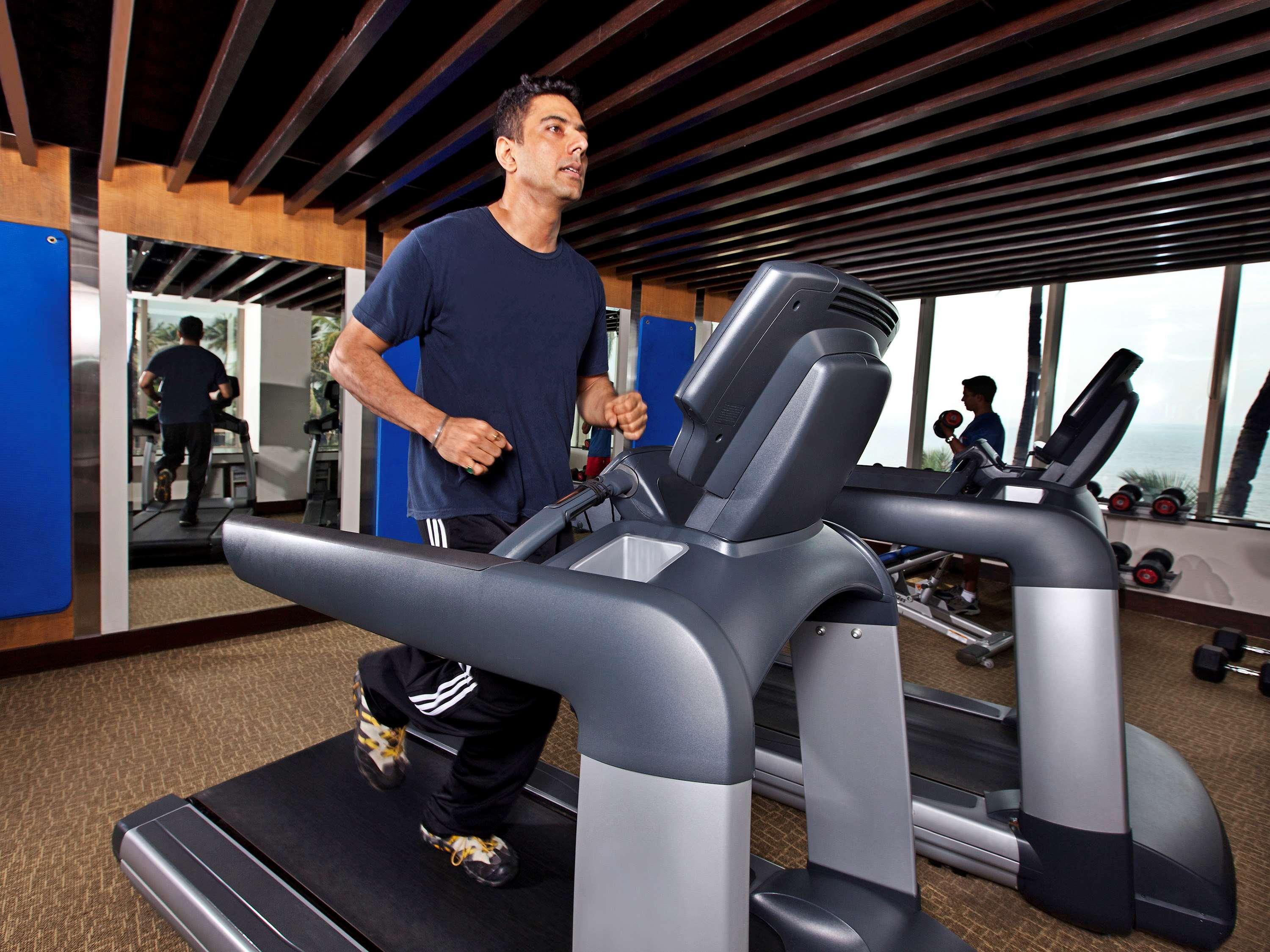Novotel Mumbai Juhu Beach Bombaim Exterior foto A treadmill in use