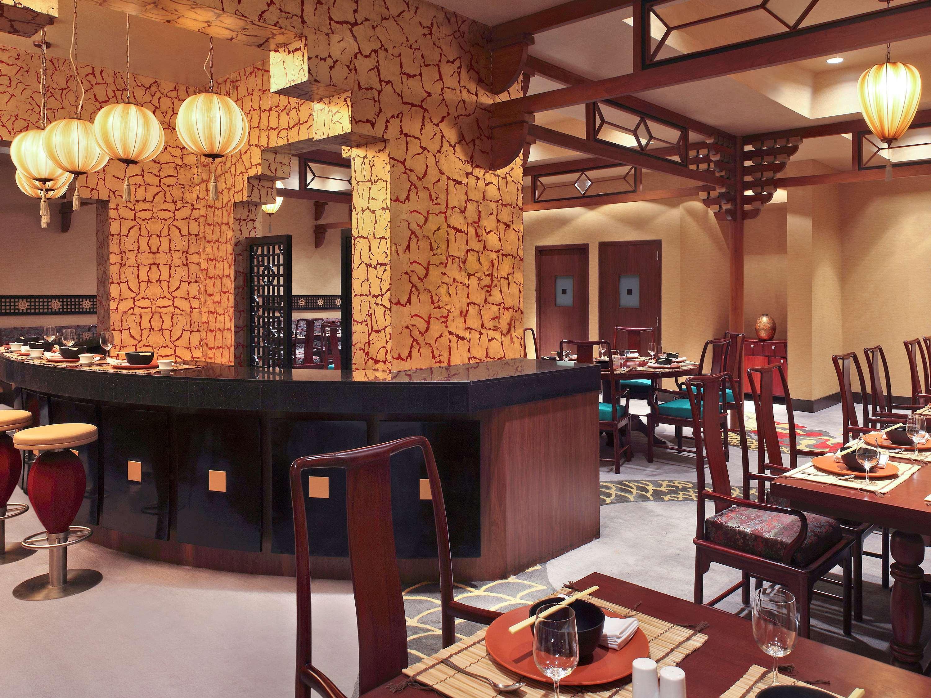 Novotel Mumbai Juhu Beach Bombaim Exterior foto Interior of a restaurant