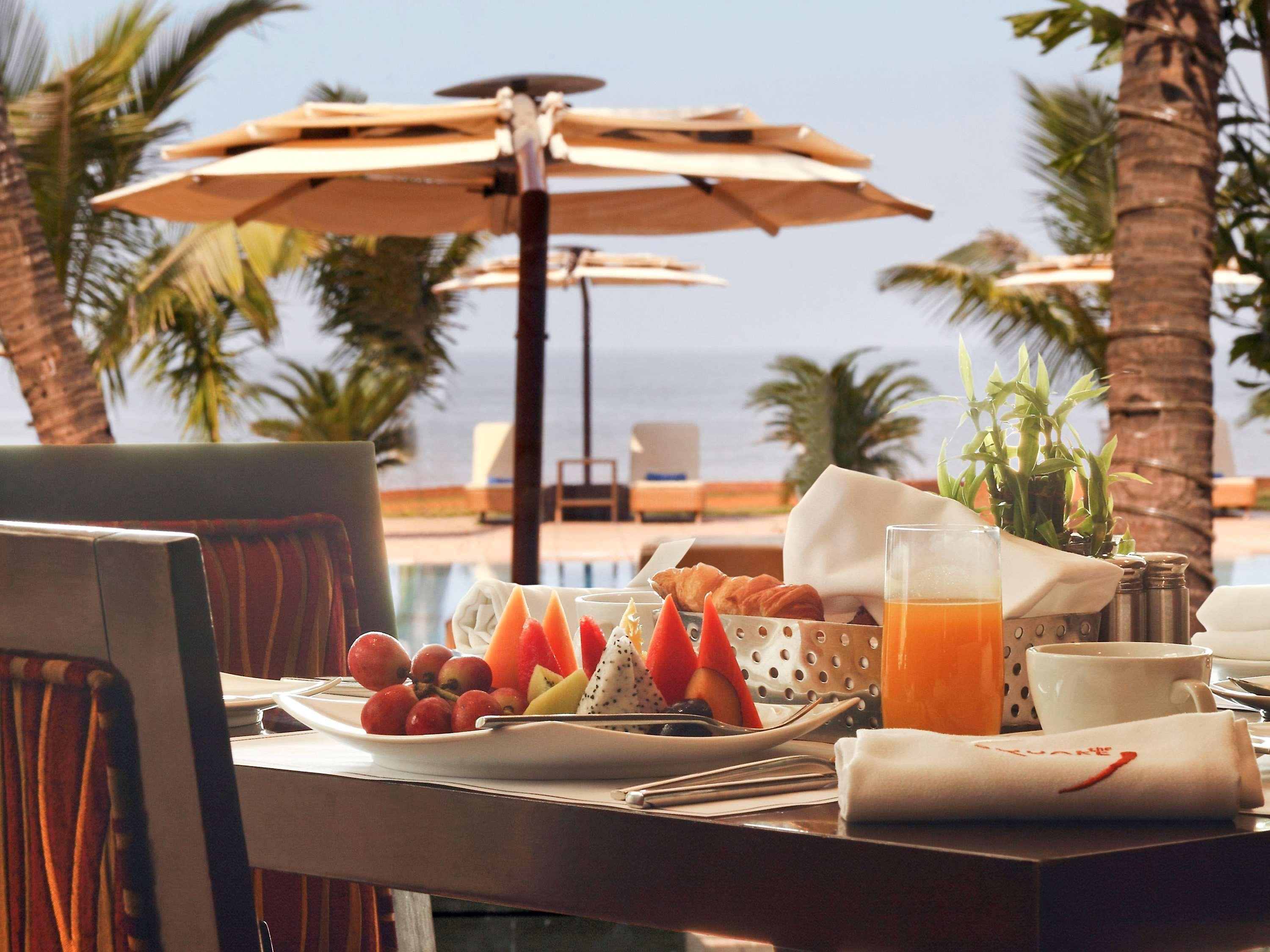 Novotel Mumbai Juhu Beach Bombaim Exterior foto Breakfast at the beach