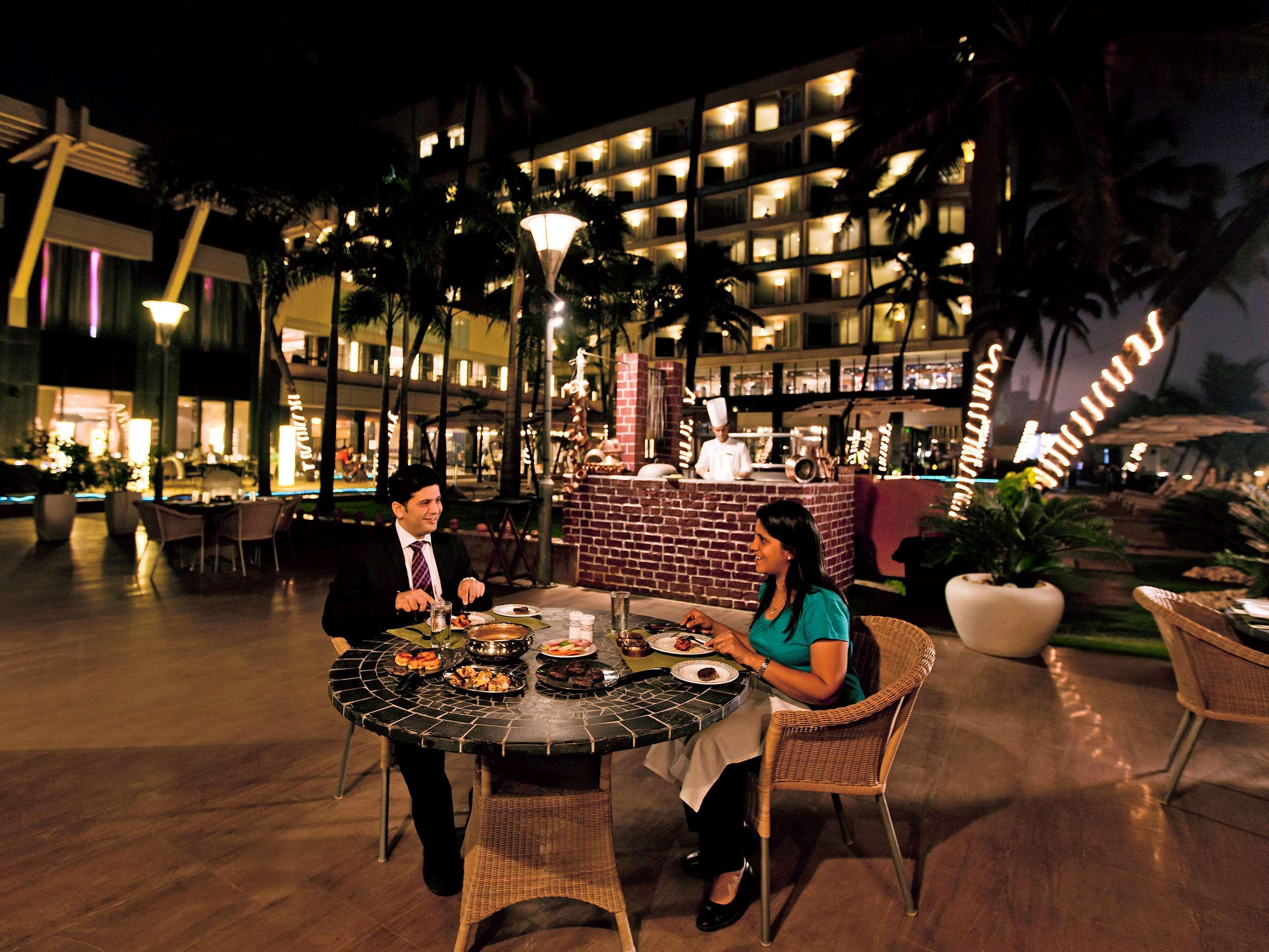 Novotel Mumbai Juhu Beach Bombaim Exterior foto The Royal Bar