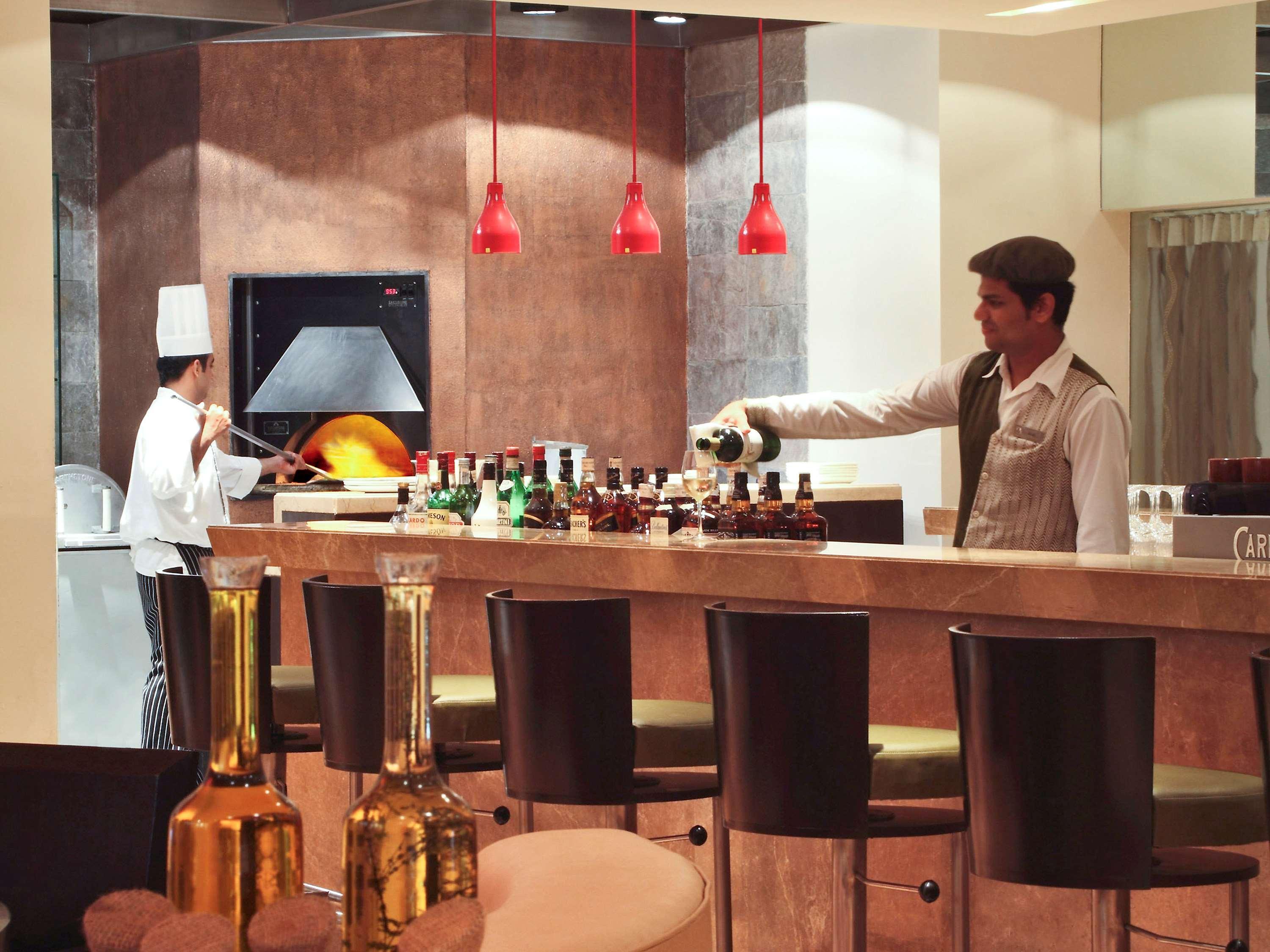 Novotel Mumbai Juhu Beach Bombaim Exterior foto A bartender at work