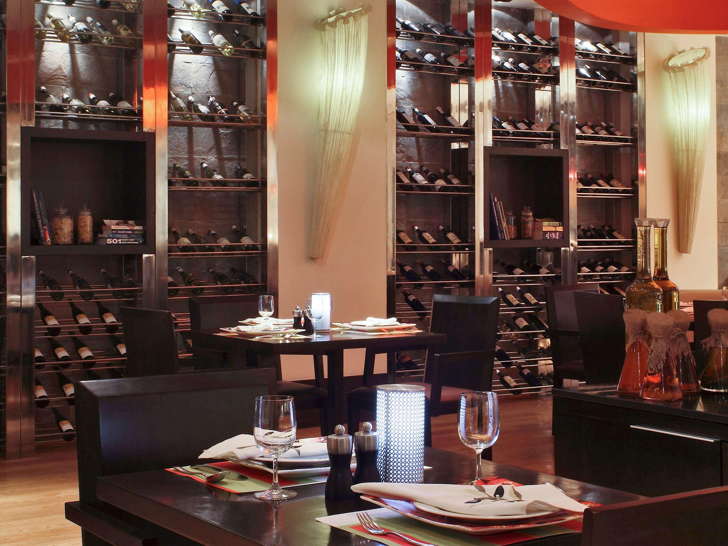 Novotel Mumbai Juhu Beach Bombaim Exterior foto The interior of the restaurant