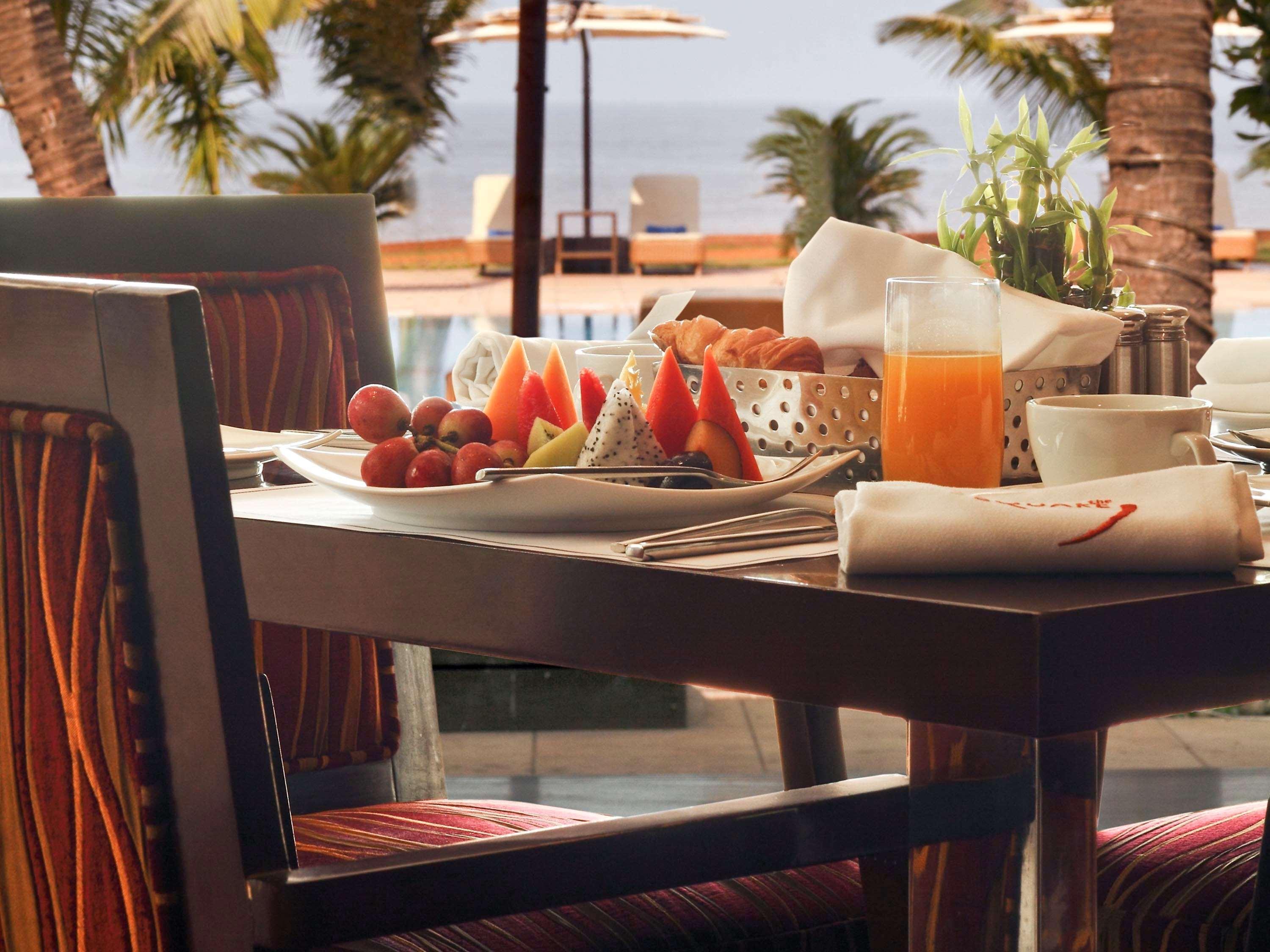 Novotel Mumbai Juhu Beach Bombaim Exterior foto A Christmas cracker on a table laid for breakfast