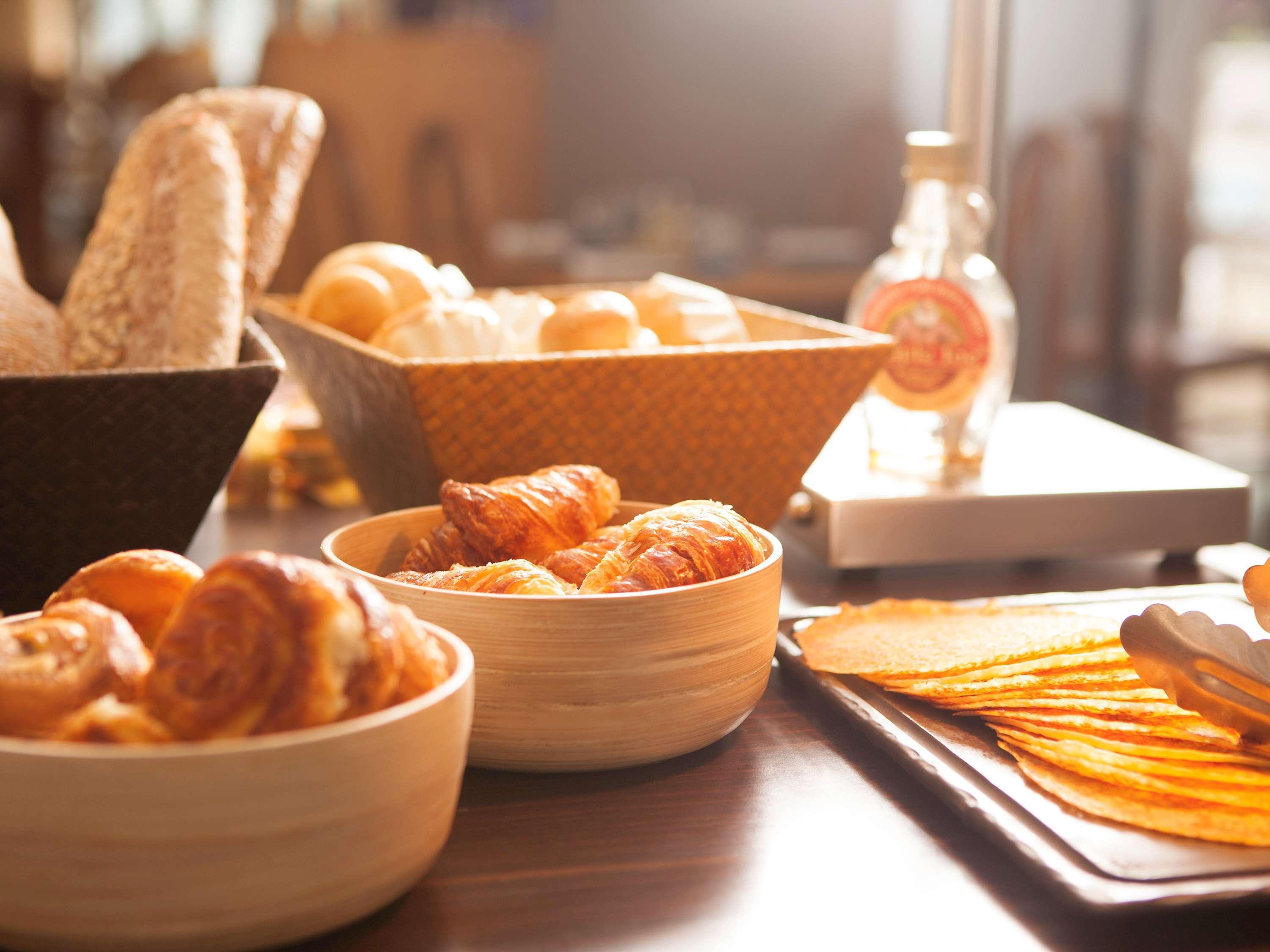 Novotel Mumbai Juhu Beach Bombaim Exterior foto A selection of breads and pastries