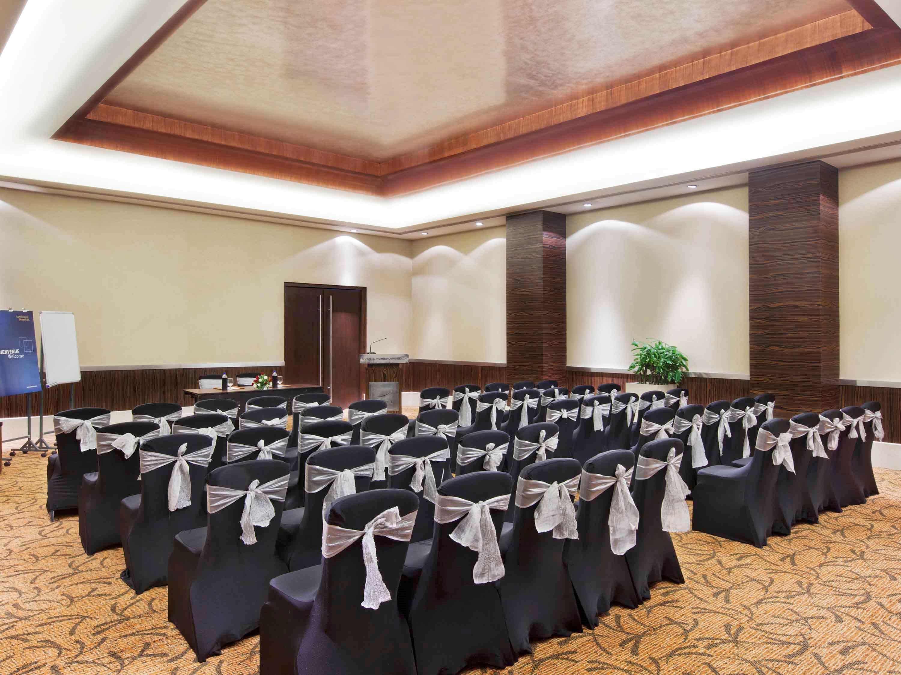 Novotel Mumbai Juhu Beach Bombaim Exterior foto Meeting room