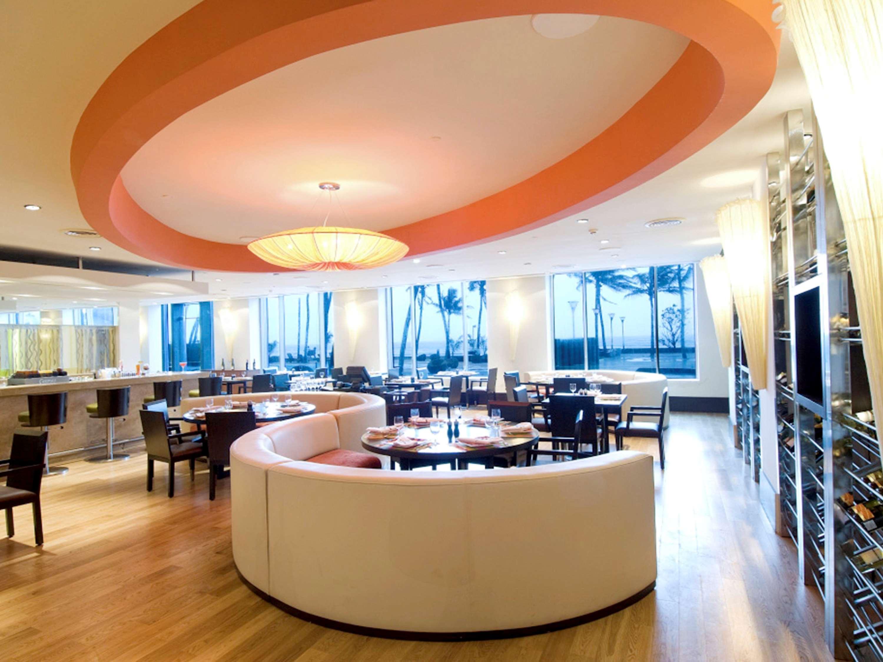 Novotel Mumbai Juhu Beach Bombaim Exterior foto The restaurant