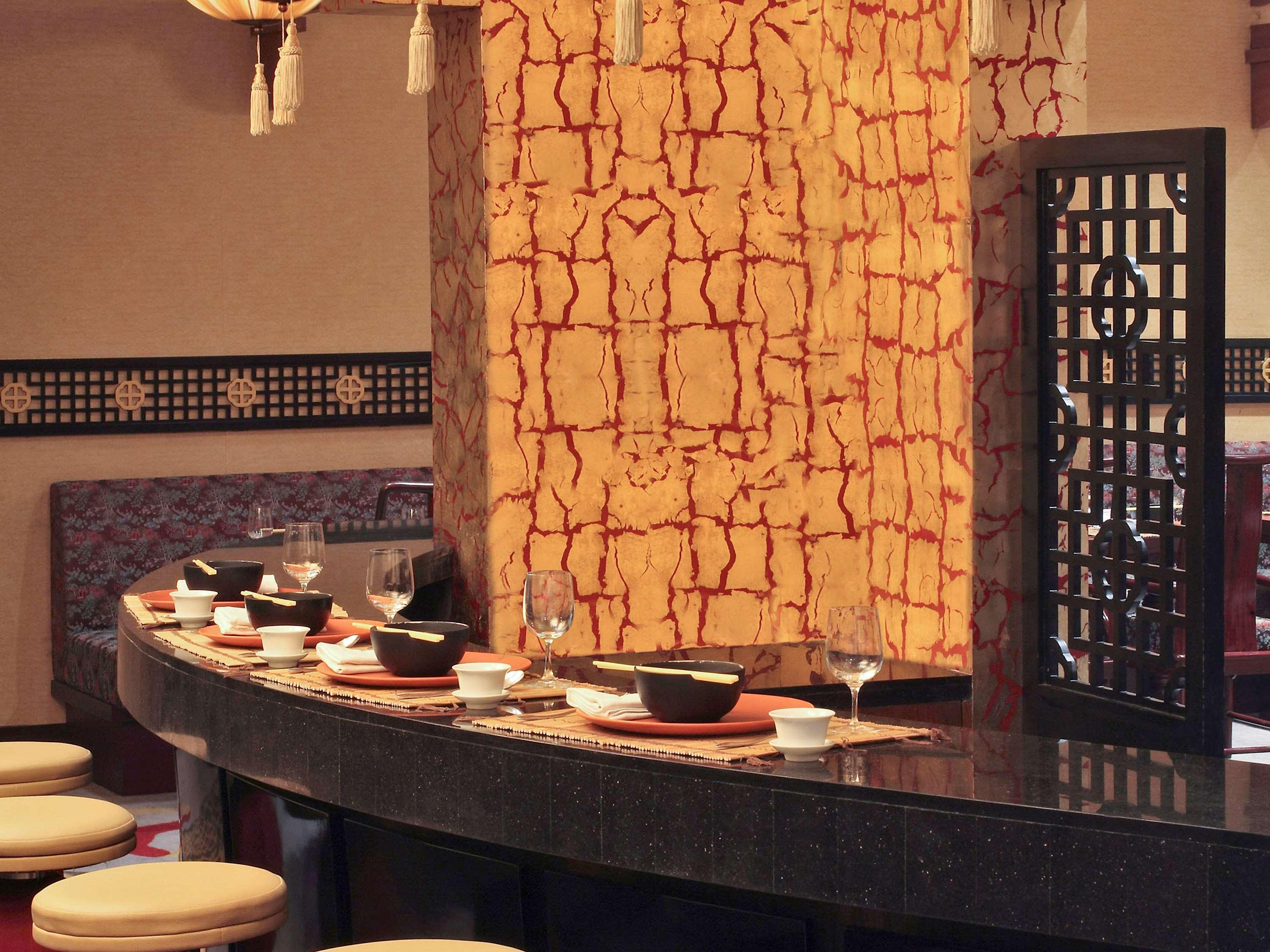 Novotel Mumbai Juhu Beach Bombaim Exterior foto The sushi bar at the restaurant