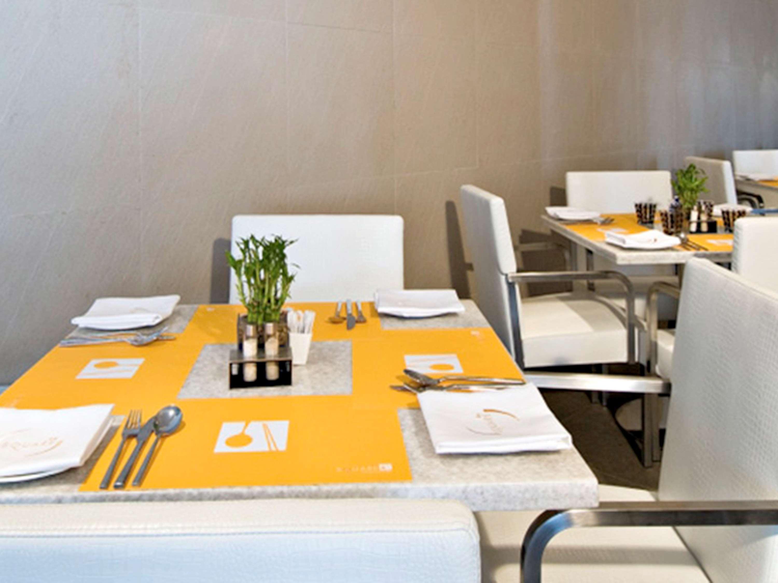 Novotel Mumbai Juhu Beach Bombaim Exterior foto Restaurant