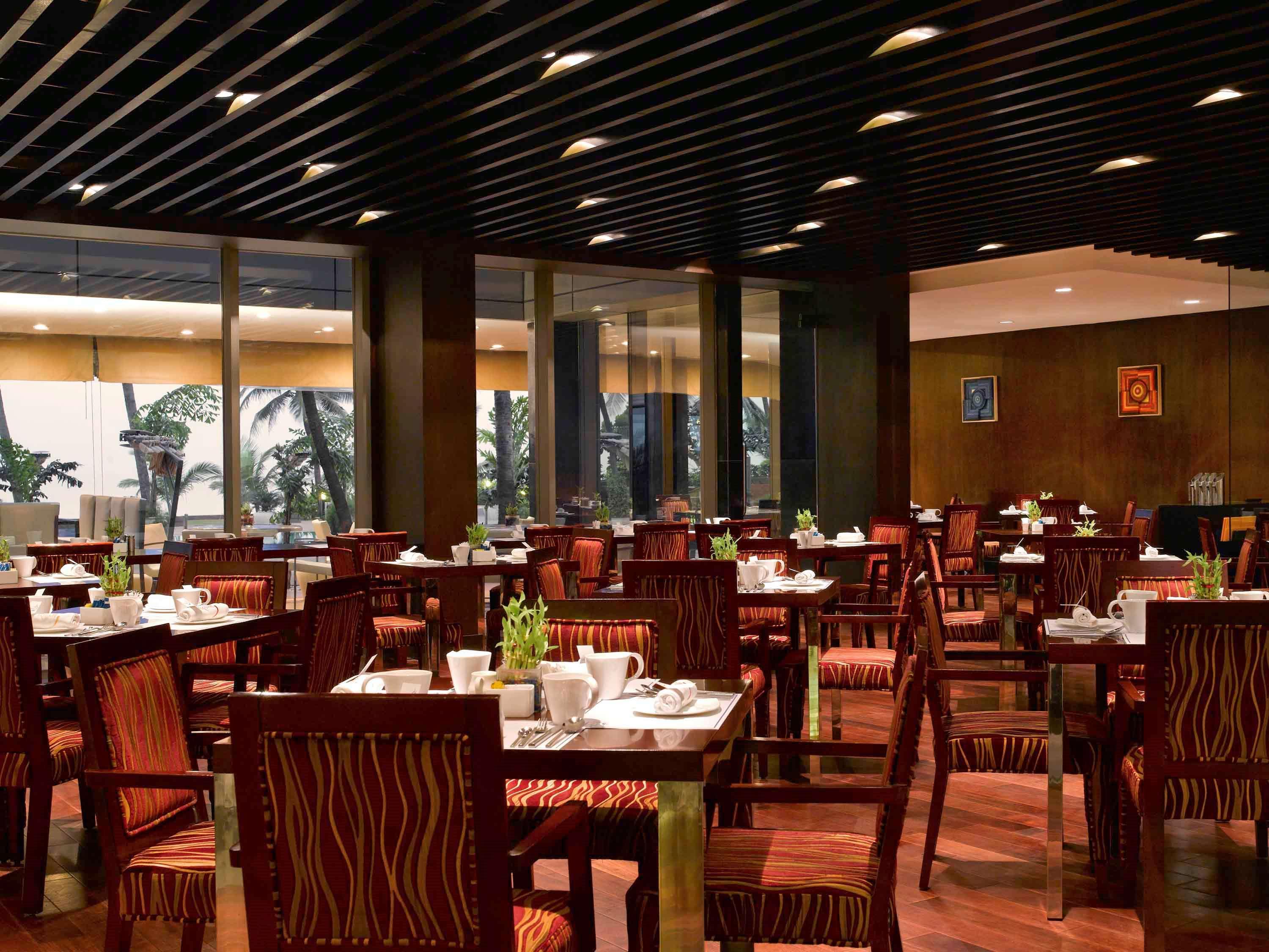 Novotel Mumbai Juhu Beach Bombaim Exterior foto The restaurant