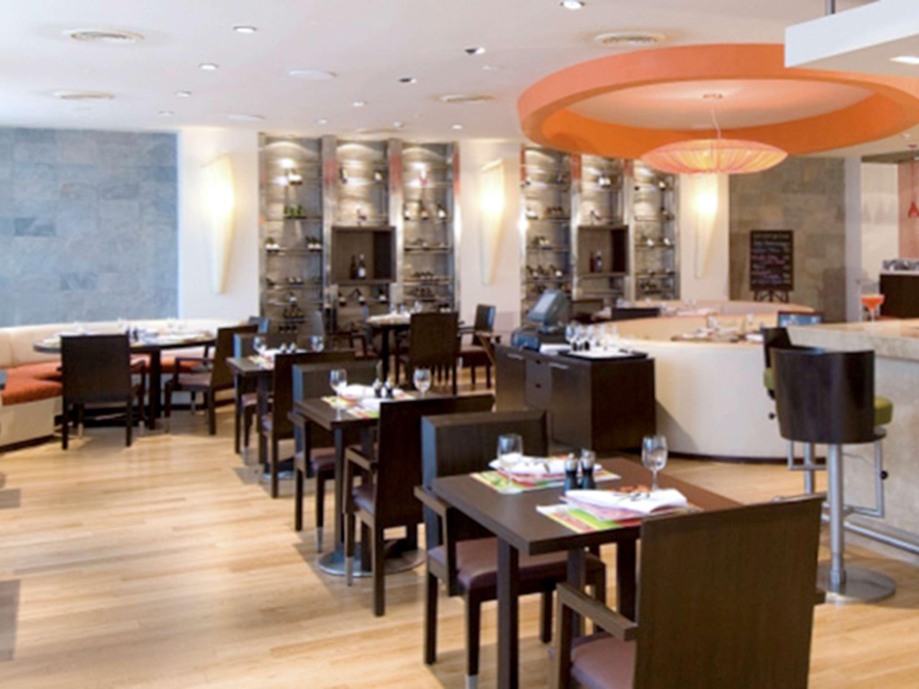 Novotel Mumbai Juhu Beach Bombaim Exterior foto Restaurant