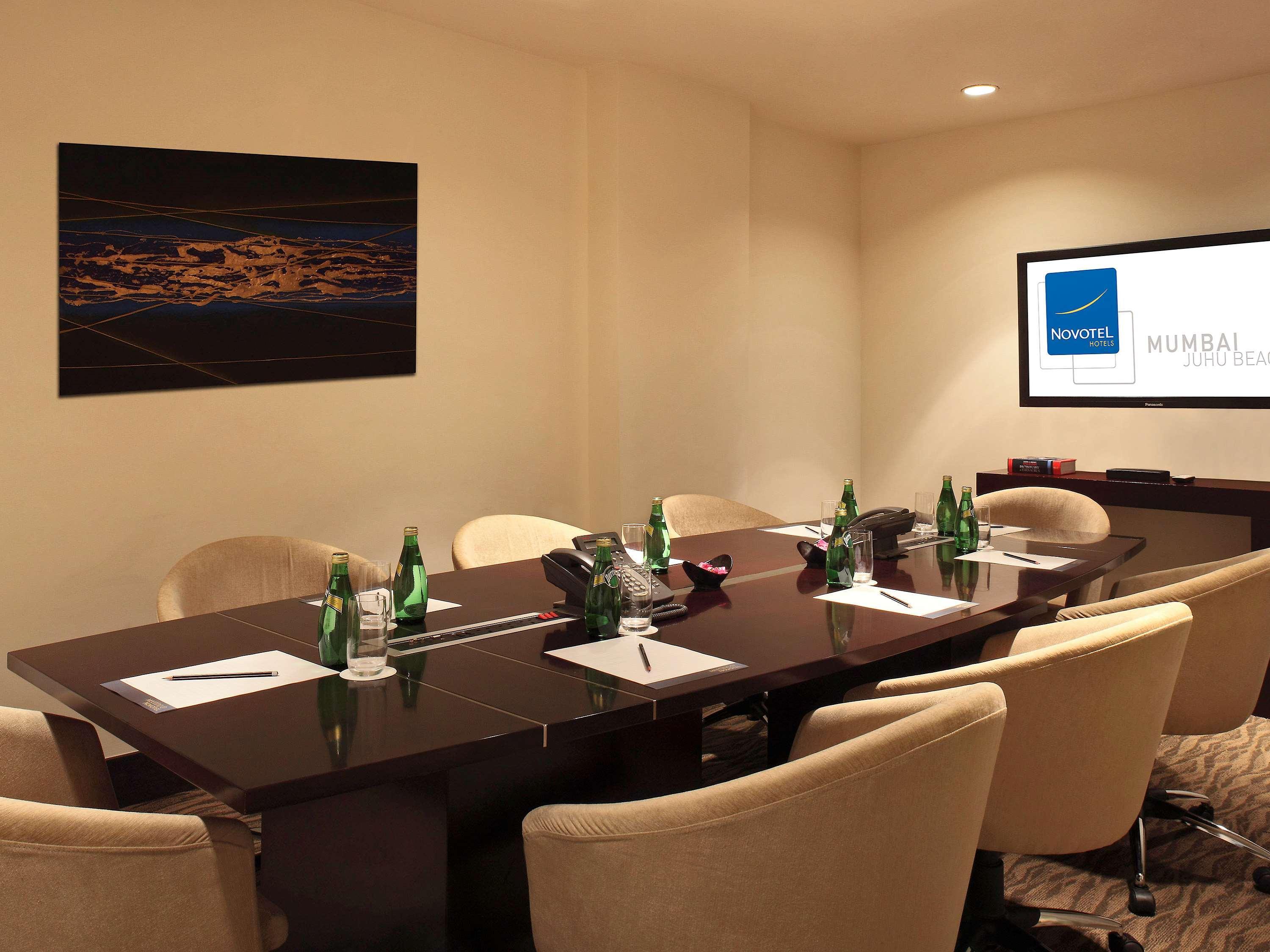 Novotel Mumbai Juhu Beach Bombaim Exterior foto Meeting room at the hotel