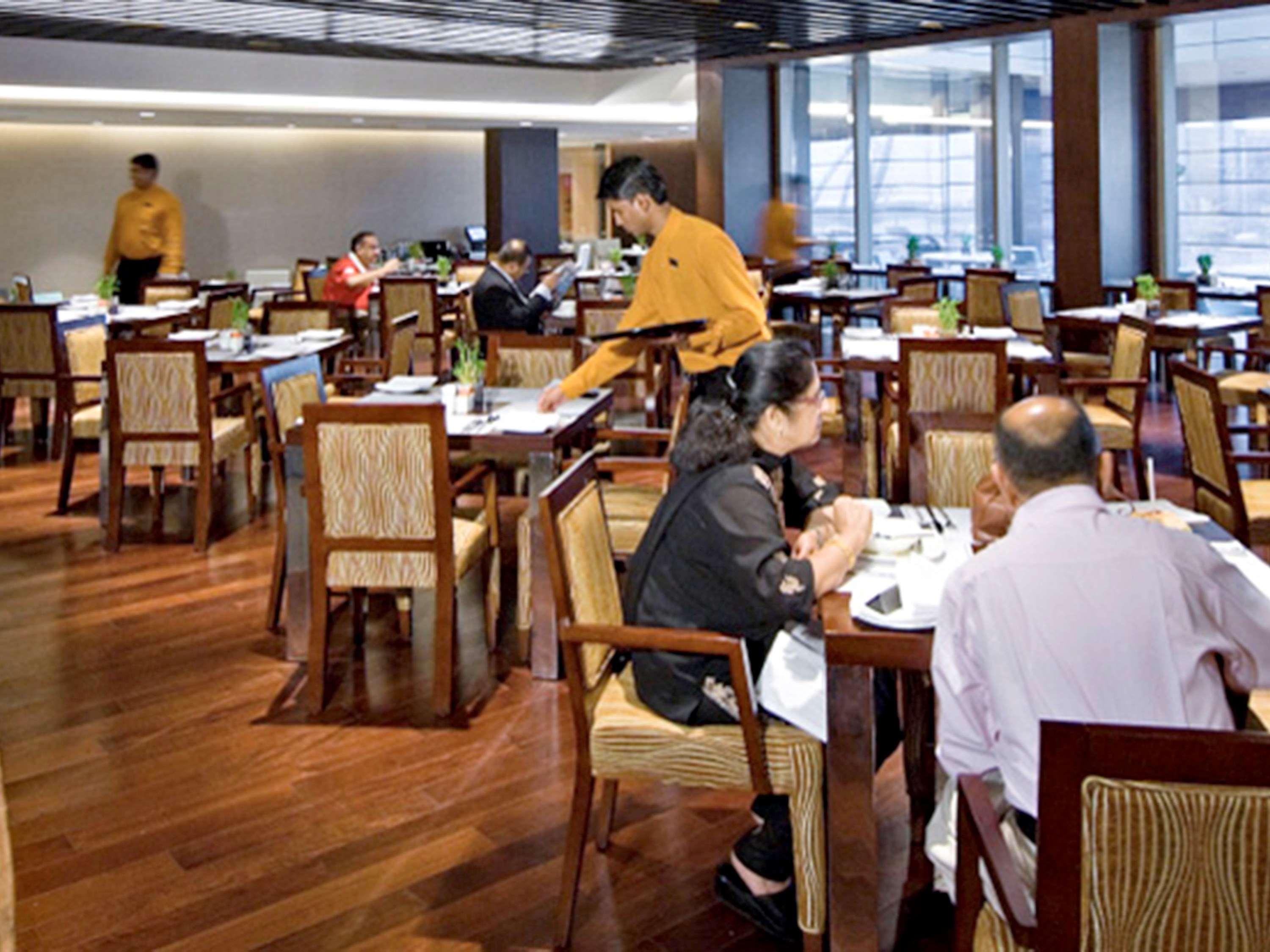 Novotel Mumbai Juhu Beach Bombaim Exterior foto A restaurant in India