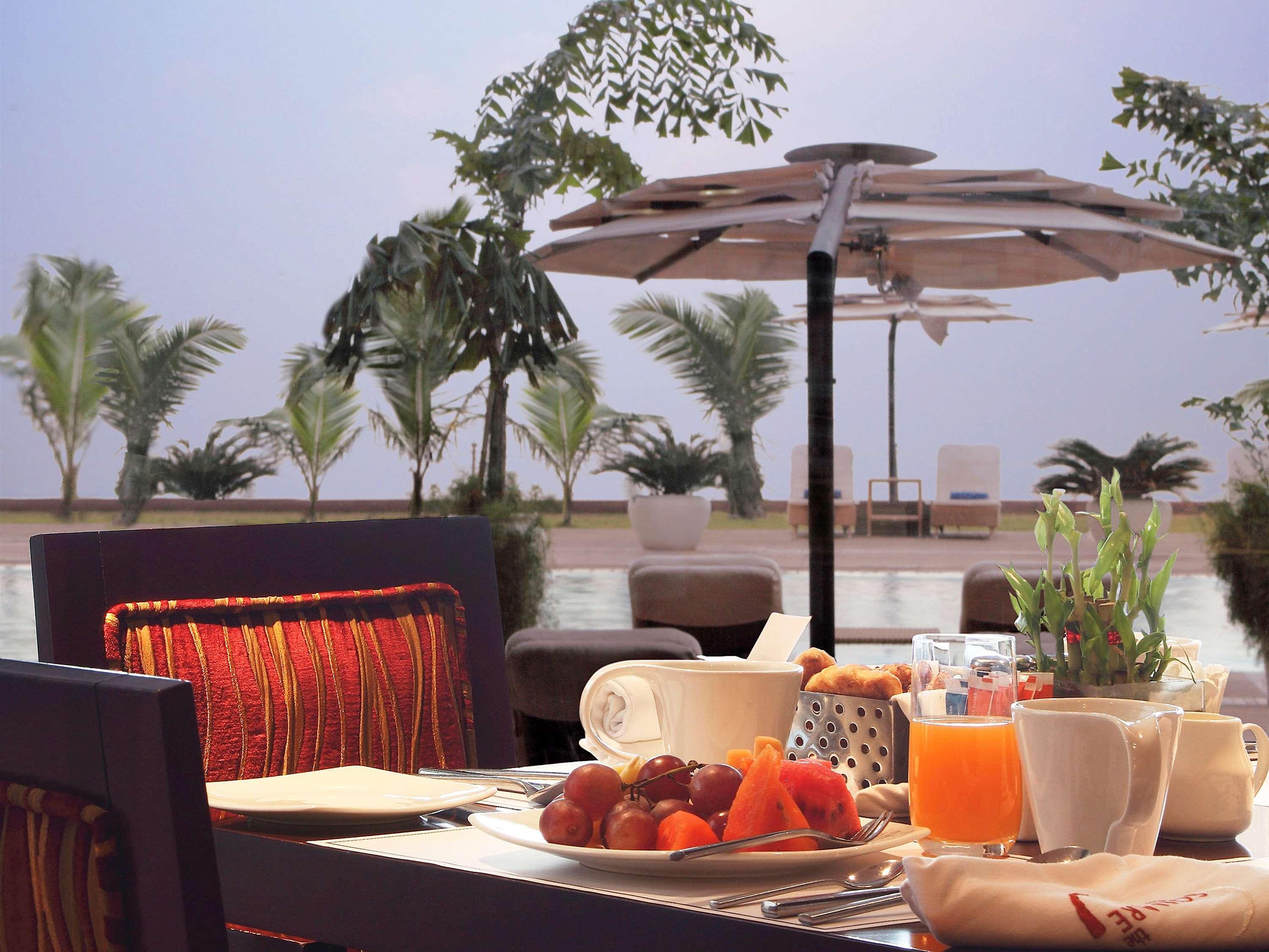 Novotel Mumbai Juhu Beach Bombaim Exterior foto The poolside at the Taj Bengal