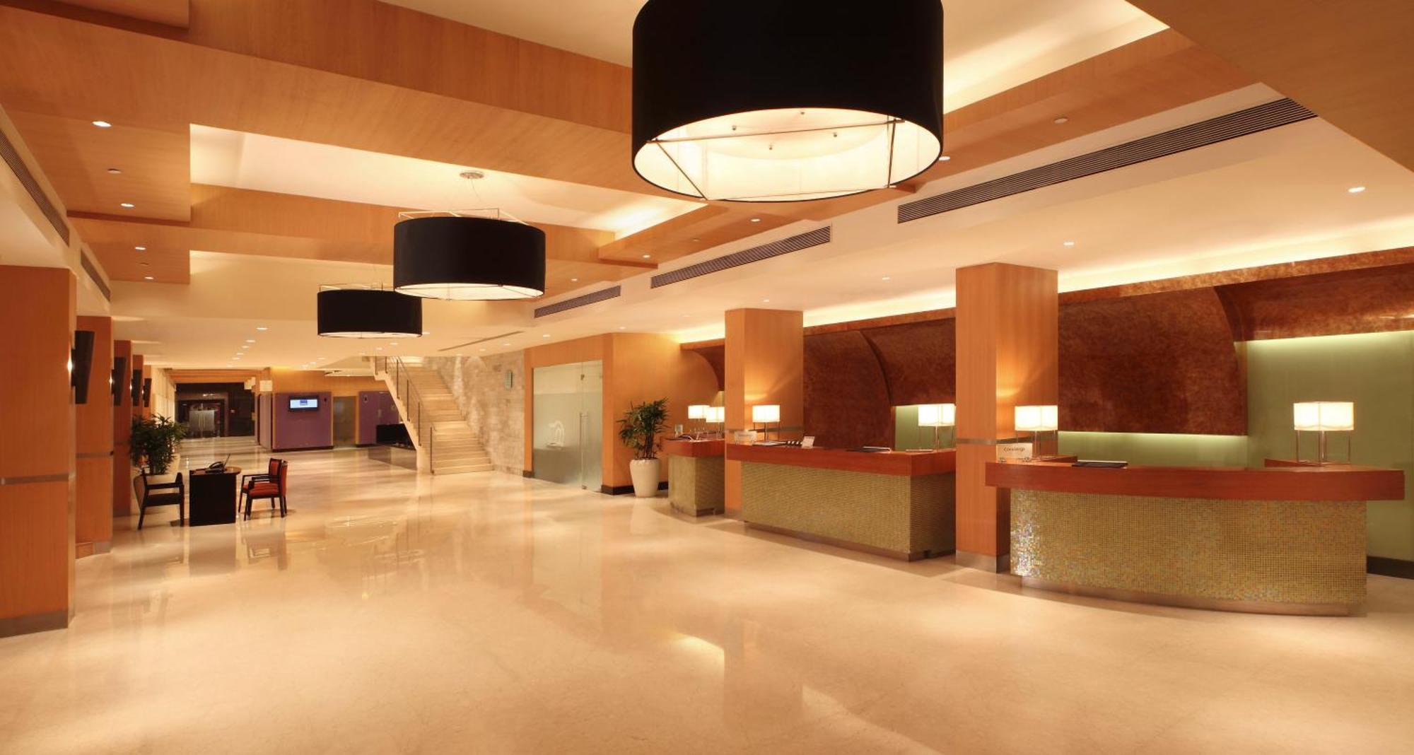 Novotel Mumbai Juhu Beach Bombaim Exterior foto The lobby of the hotel