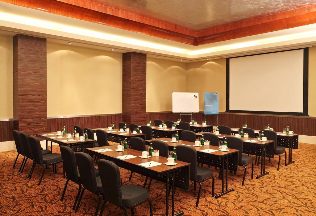 Novotel Mumbai Juhu Beach Bombaim Exterior foto Meeting room